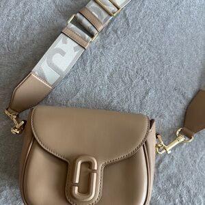 Marc Jacob’s crossbody saddle bag in light tan